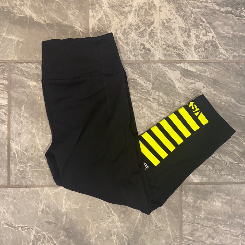 Victoria Secret Sports knockout Capri Leggings.